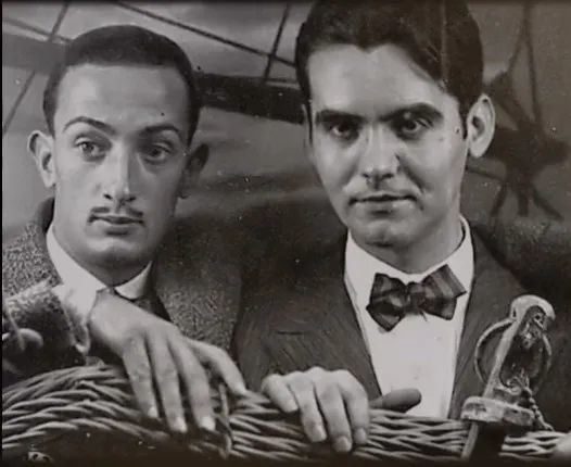 左为萨尔瓦多·达利（1904-1989），著名的西班牙画家，因为其超现实主义作品而闻名，达利，右为加西亚·洛尔迦（1898-1936），西班牙戏剧家，诗人。