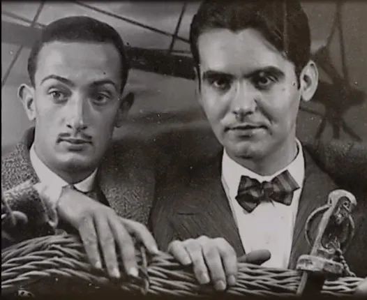 左为萨尔瓦多&middot;达利（1904-1989），著名的西班牙画家，因为其超现实主义作品而闻名，达利，右为加西亚&middot;洛尔迦（1898-1936），西班牙戏剧家，诗人。
