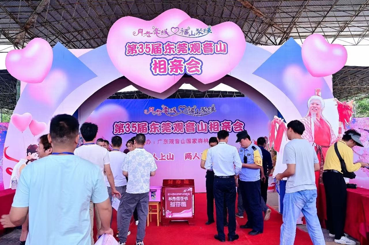 多位单身女神鼓起勇气,报名参加现场的舞台上相亲环节,走到聚光灯下