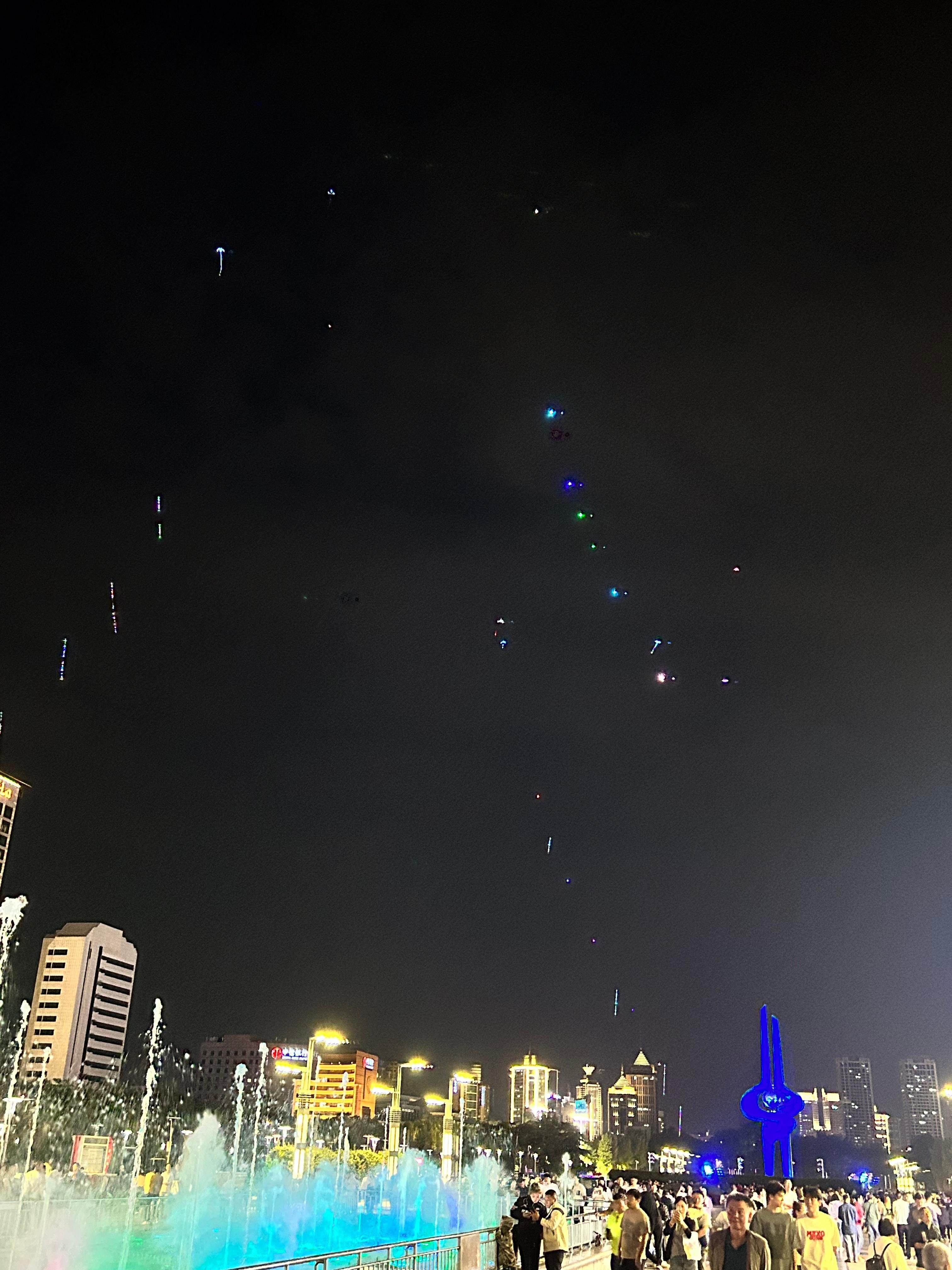 济南泉城广场在夜空里闪烁的风筝。