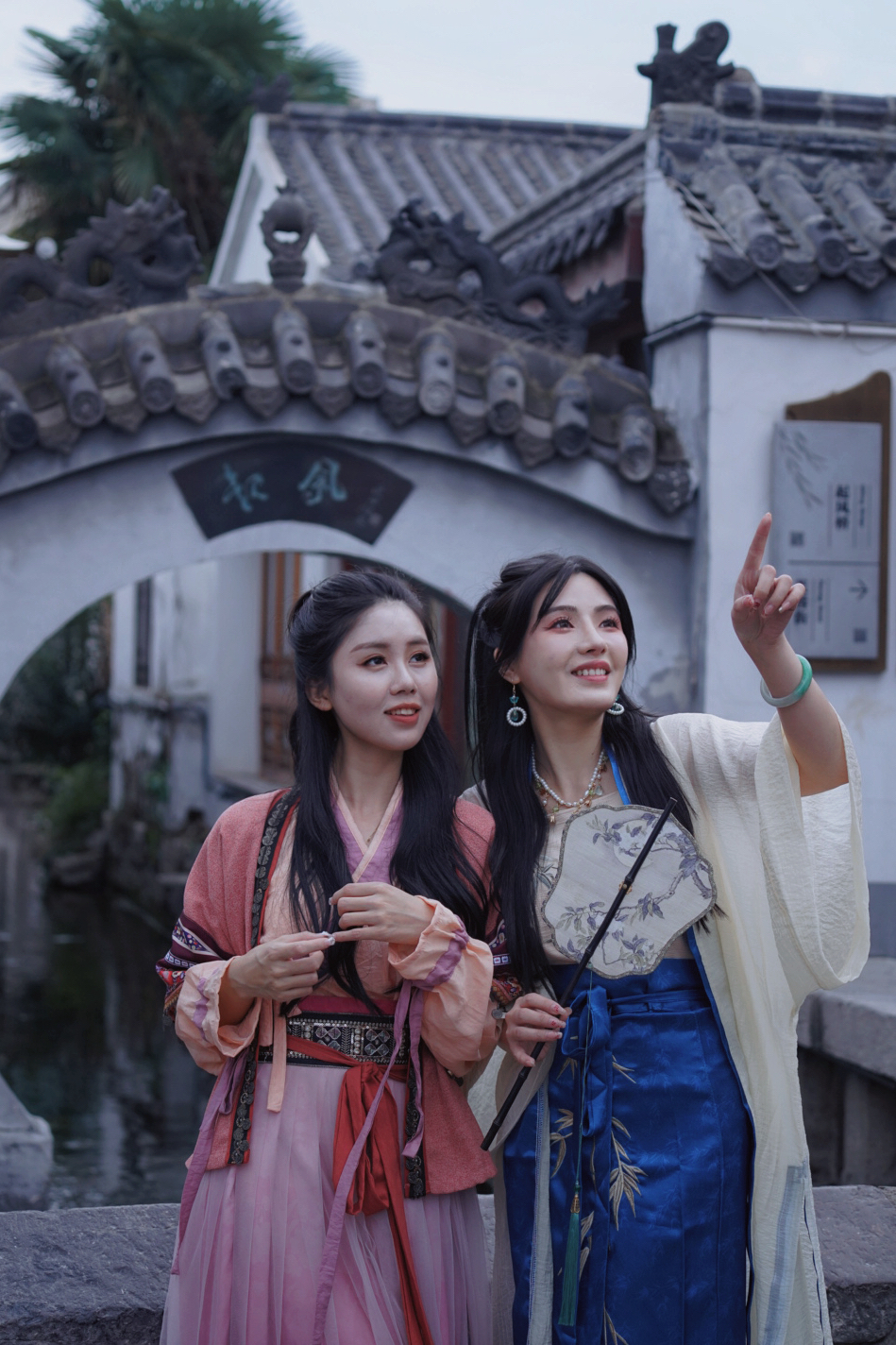 曲水亭街里处处可见打卡达人。