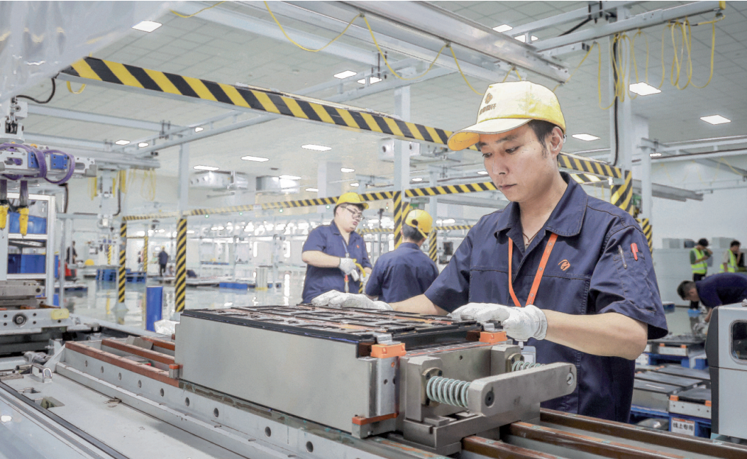 江西国轩新能源科技有限公司工人正在组装动力电池包，为产品下线测试做准备工作。廖凯 / 摄