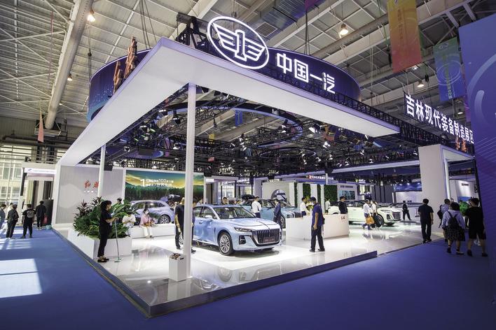 作为面向全球开放的国际性综合博览会,中国-东北亚博览会已成为向世界展示机遇的窗口、促进合作的舞台。图为第十四届中国-东北亚博览会上的中国一汽展台。 张扬 摄