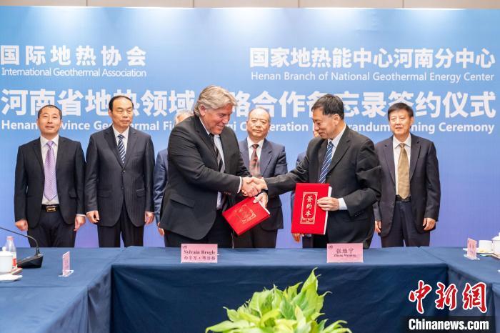 图为签约仪式现场。张昊 摄