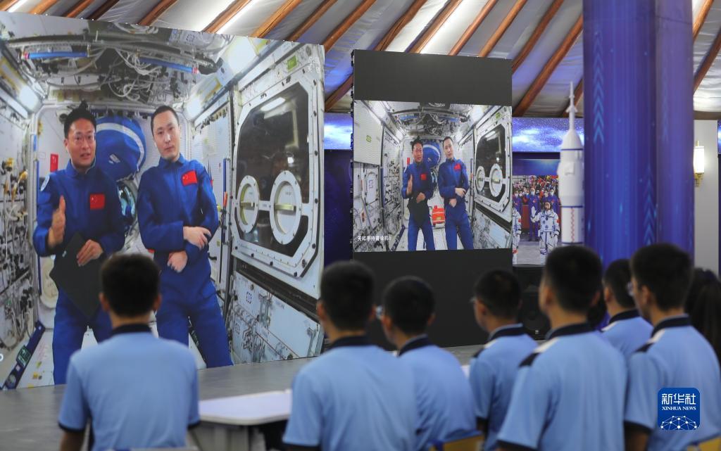 9月21日,在内蒙古阿拉善盟额济纳旗,学生收看“天宫课堂”。新华社发(敖琪 摄)