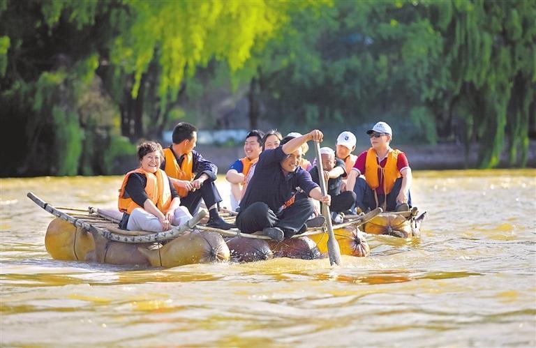 游客乘坐羊皮筏子欣赏黄河美景　兰州黄河风情线大景区管委会供图