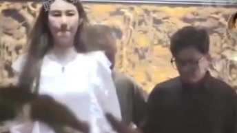 王宝强带女友与朋友聚餐 冯清身材高挑为男友做司机