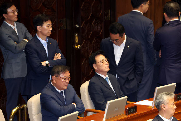 9月21日，国会全体会议表决通过李在明拘留同意案后，共同民主党党鞭朴光温等人神情凝重。图源：韩媒