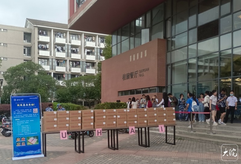 排队刮卡抽喜饼（记者　赵琳　摄）