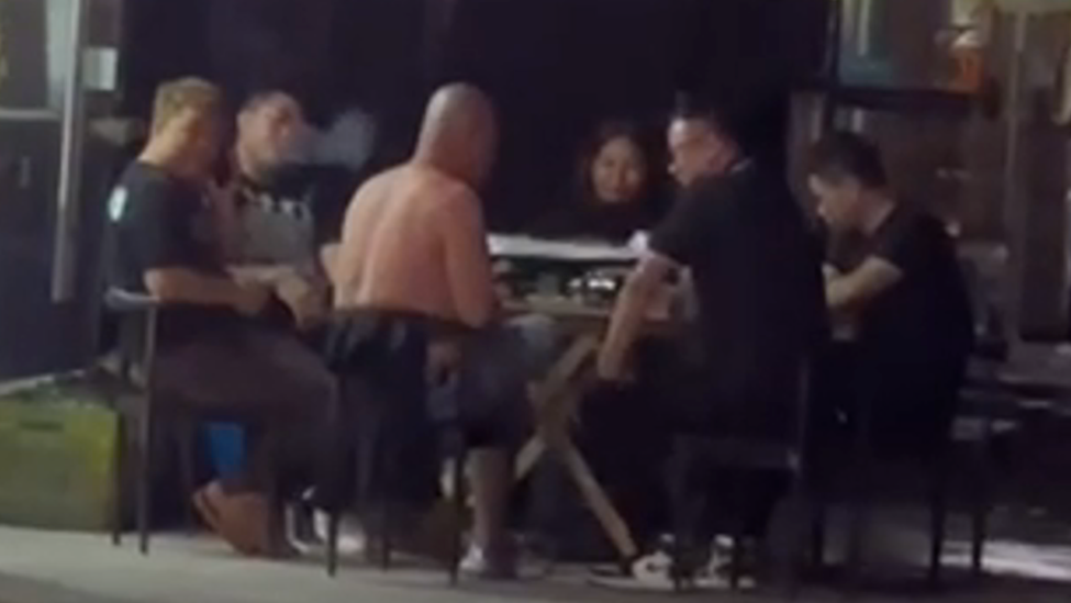 陌生男拉住女生胳膊要电话号码：跟哥哥睡一个吧