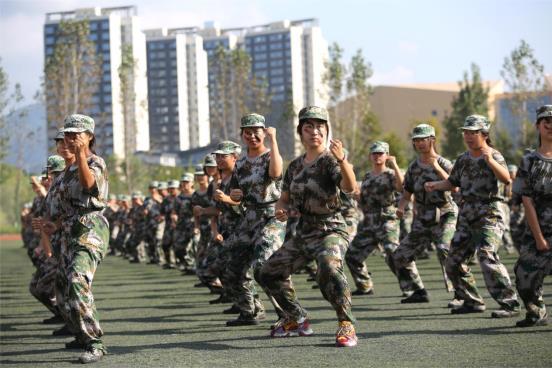 江西应用科技学院举行2023级新生开学典礼暨军训总结大会