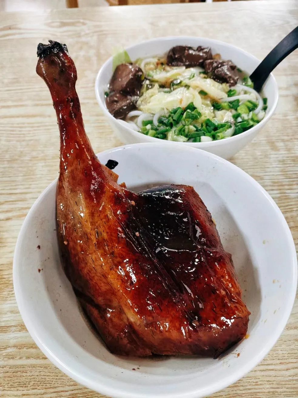 △超大的烧鹅腿，图/ @阿鹏