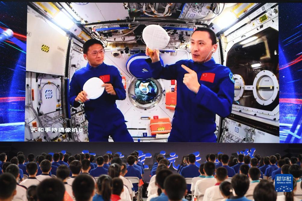 9月21日,在北京航空航天大学,学生收看“天宫课堂”第四课。新华社记者 鞠焕宗 摄