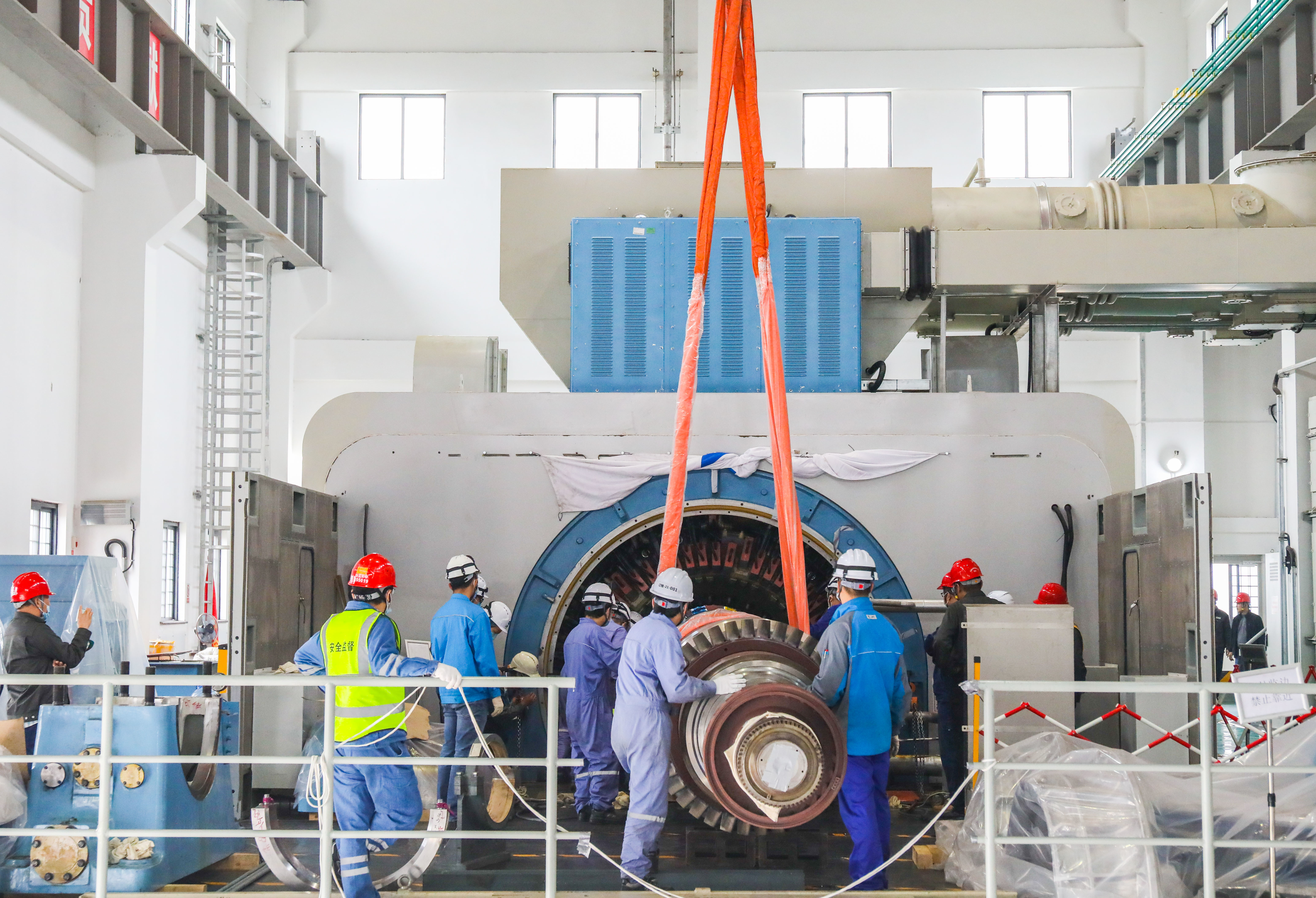 河南电网邵陵调相机站年度检修现场。（段家顺）