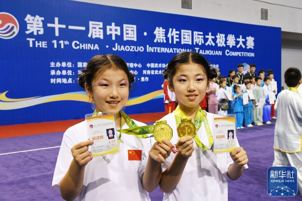 9月17日，来自江苏南京的10岁双胞胎选手顾梓轩（右）、顾梓涵展示一等奖奖牌。