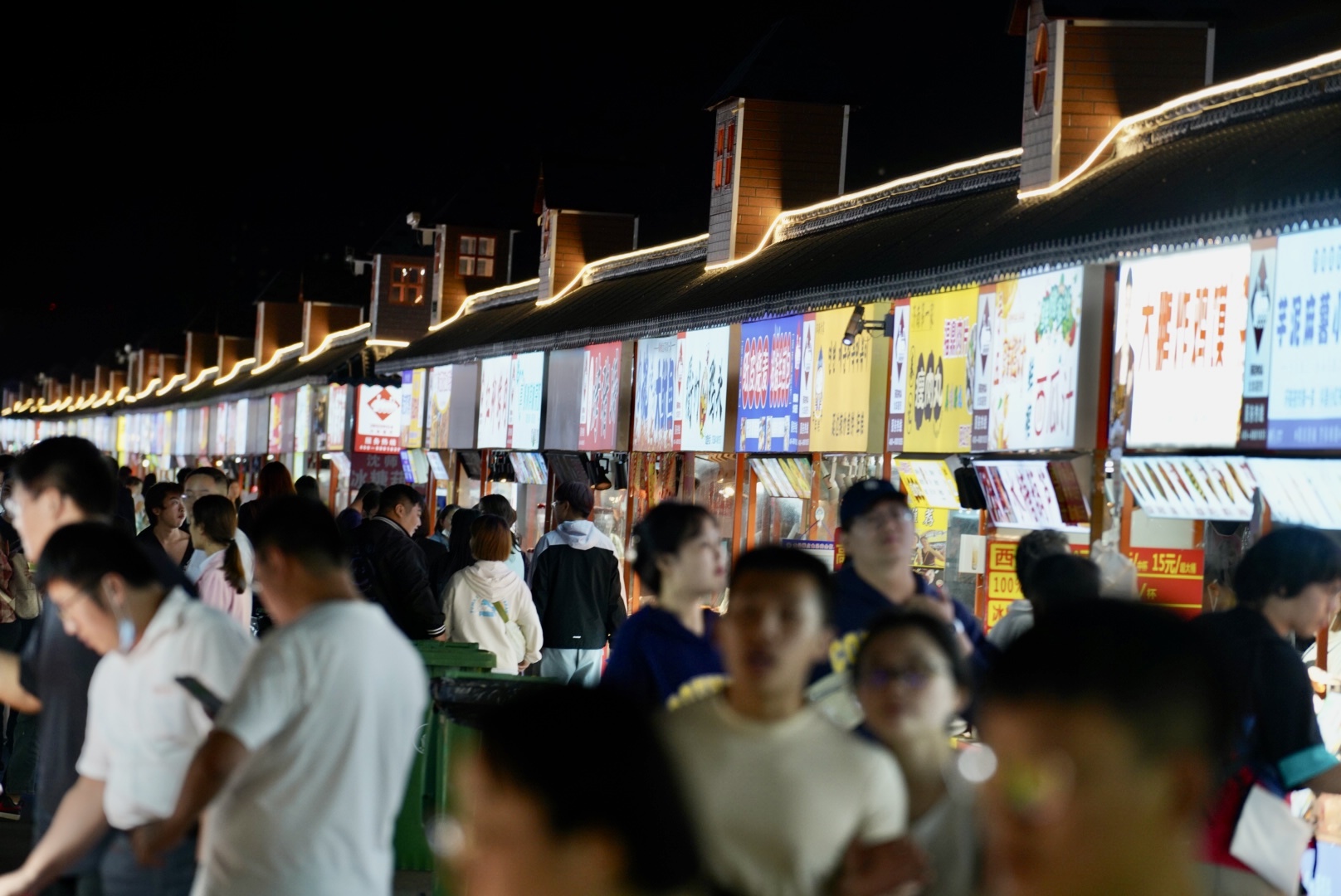 环联夜市里的游客和一眼望不到边的美食摊。