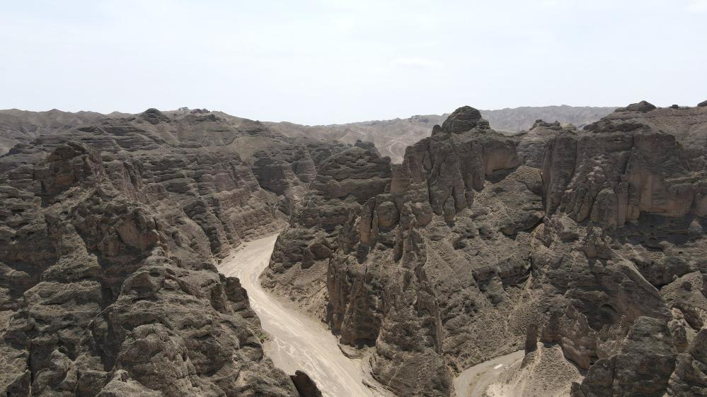 这是位于甘肃省白银市景泰县中泉镇龙湾村的黄河石林景观 新华社记者