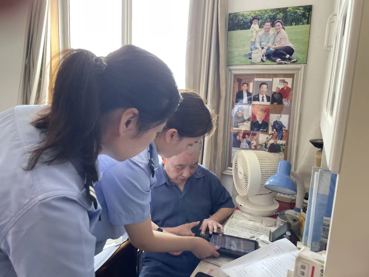 九旬老兵换身份证 民警上门补办送证
