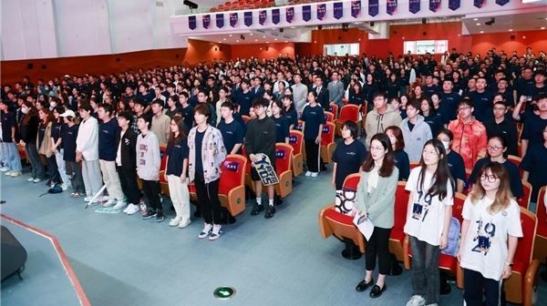 新青年，一起向未来！上海财经大学商学院2023级新生开学典礼举行_凤凰网商业_凤凰网