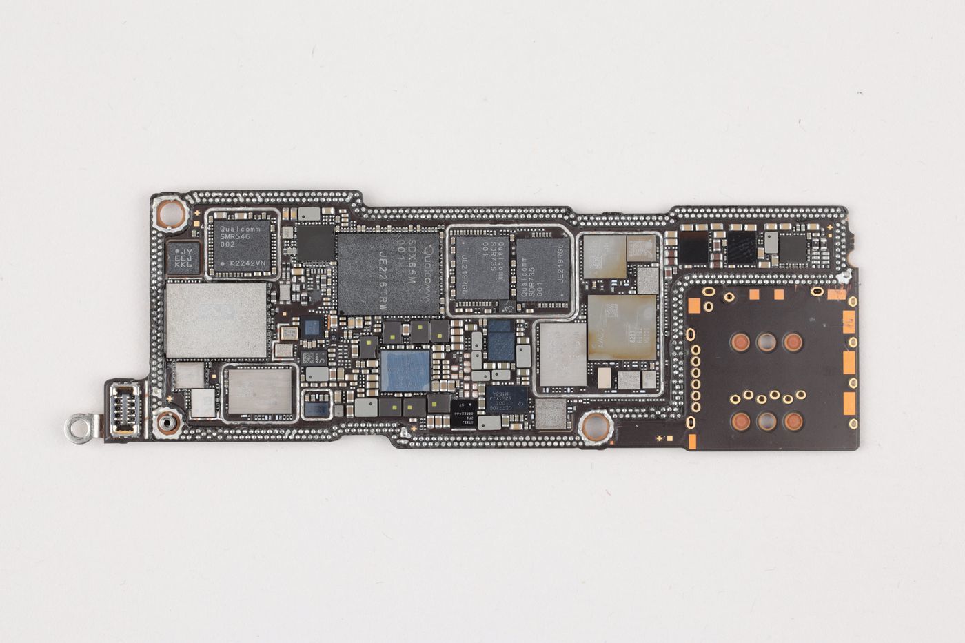 iPhone 14 Pro Max的內(nèi)部構(gòu)造