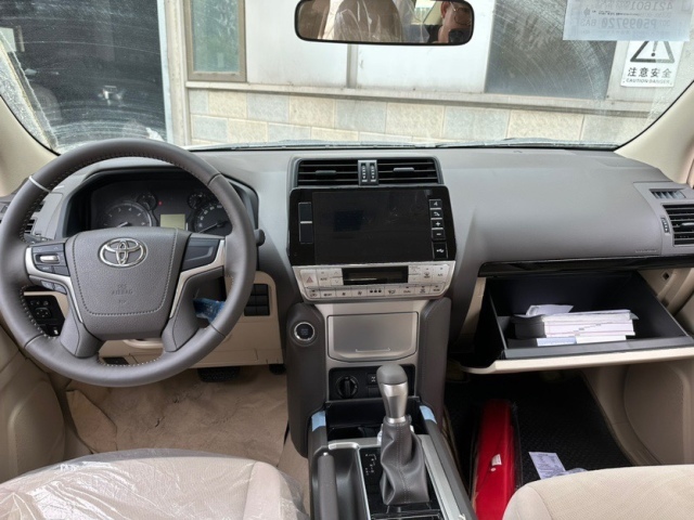 2023款丰田霸道4000的中控台布局相比现款车型更加细腻,仪表板升级为