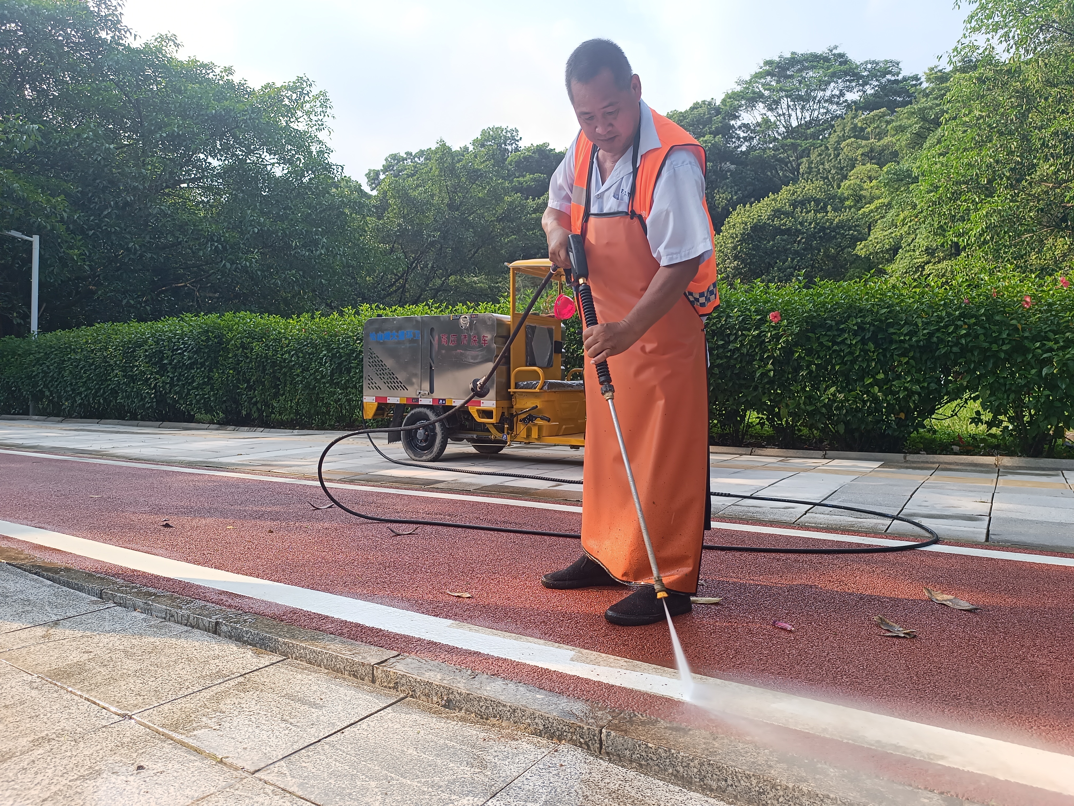 “人机结合”打造干净有序之城！东莞市直管道路环卫设备、安全应急作业演示推广现场会举行