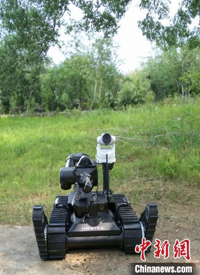 AI赋能新一代“拆弹专家” 上海师大携智能排爆机器人亮相工博会