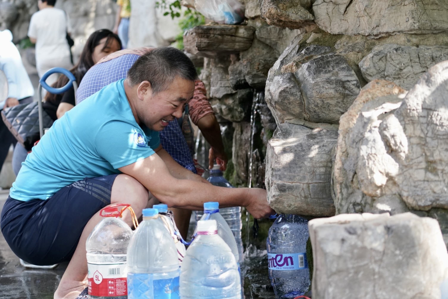 黑虎泉边拉泉水的济南市民。
