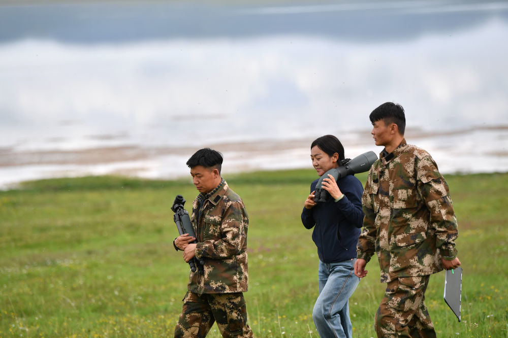 甘肃尕海则岔国家级自然保护区管护中心尕海保护站站长香毛吉（左二）和同事在保护区内巡护　新华社记者　陈斌　摄