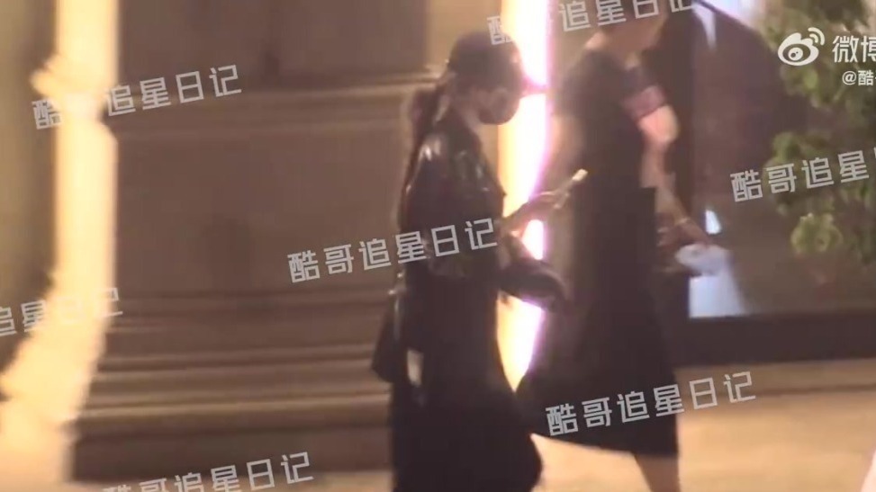 杨幂檀健次与好友聚餐 临告别好友给檀健次比心