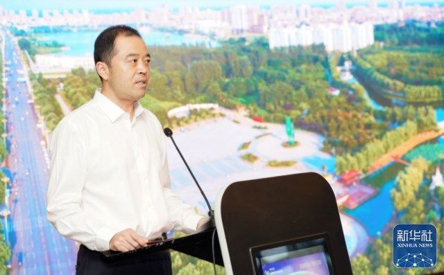 柘城县委书记王景宇在2023金刚石产业大会商丘专场活动上发布“钻石之都”产业蓝图。马健 摄
