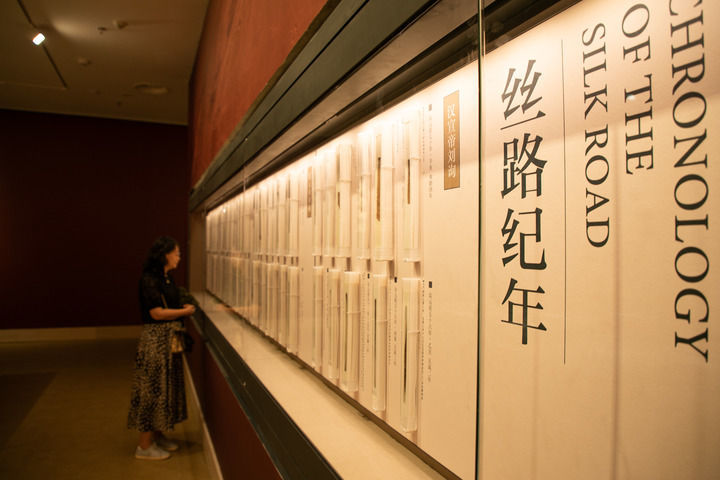 9月7日，嘉宾在甘肃简牍博物馆展厅内参观。除署名外组图均由新华社记者 郎兵兵 摄