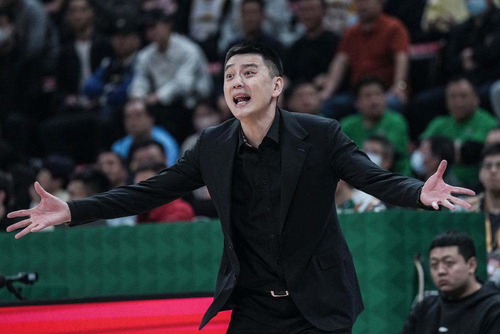 2022-2023赛季中国男子篮球职业联赛(CBA)季后赛四分之一决赛首场比赛中,杨鸣在场边指挥。新华社记者 潘昱龙 摄