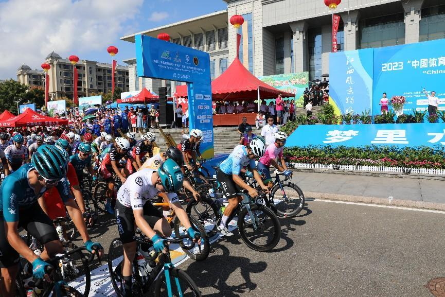 开赛瞬间，选手们冲出起点线。