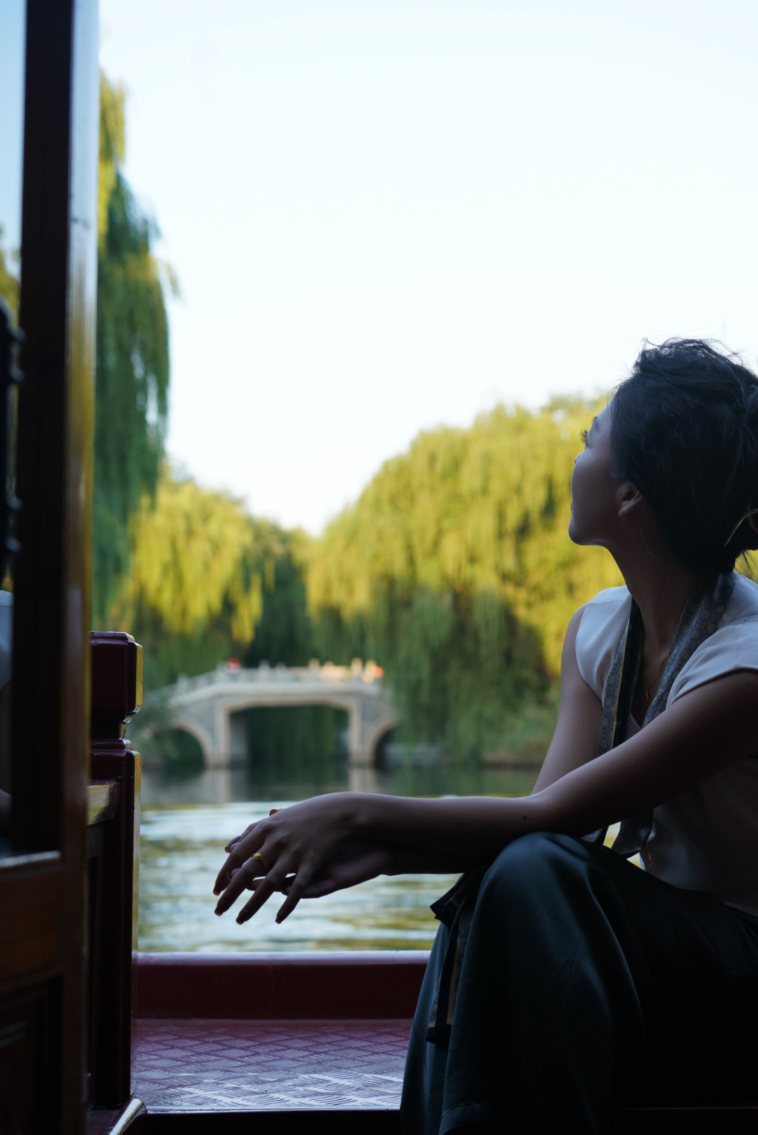 9月21日,乘船游览济南大明湖的年轻游客。