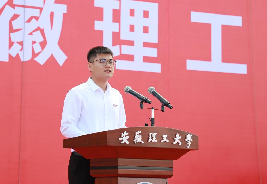 研究生新生代表戚敏杰发言