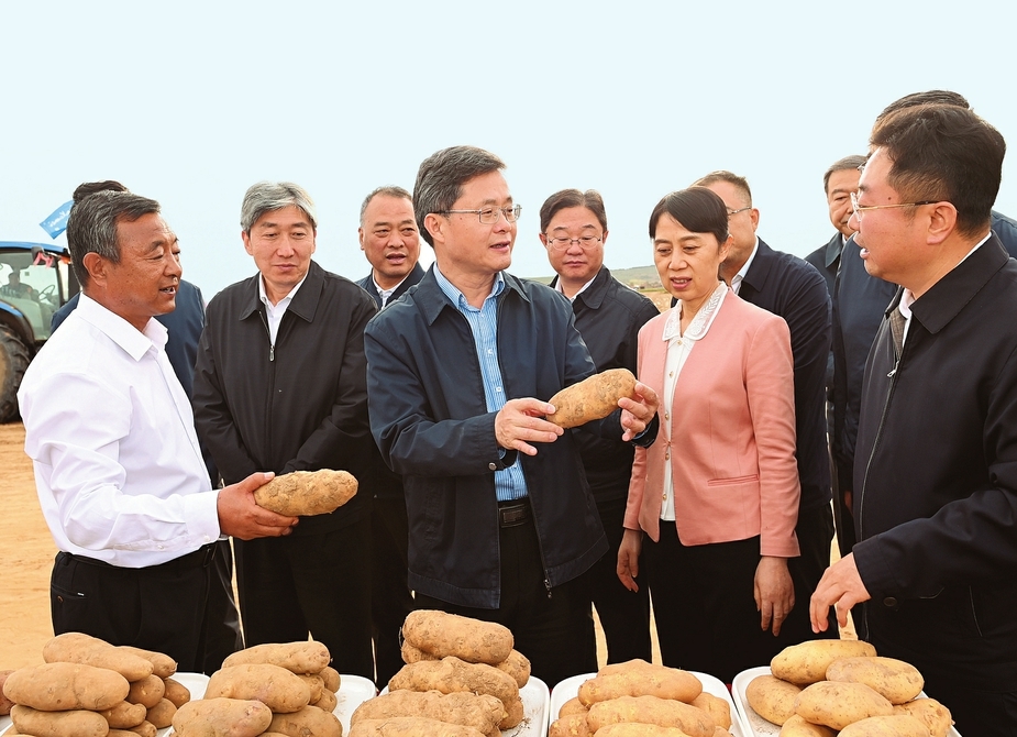 九月二十日，山西省委书记蓝佛安在五寨县加工型马铃薯种植基地调研发展马铃薯产业带动脱贫户增收情况。本报记者史晓波摄