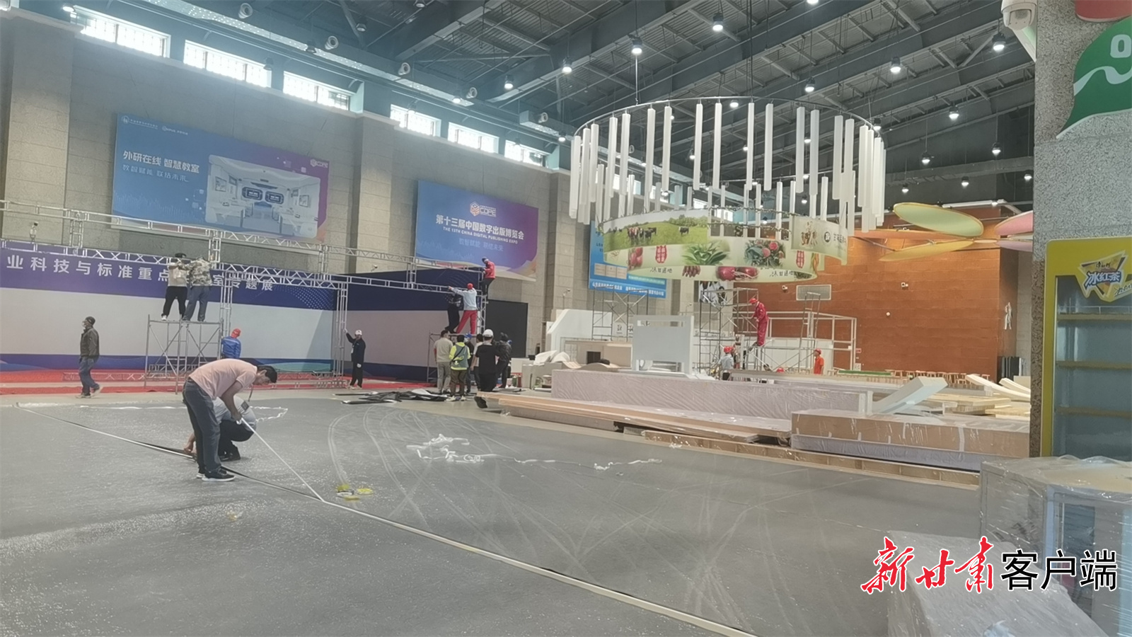 工作人员正在加紧布置展台