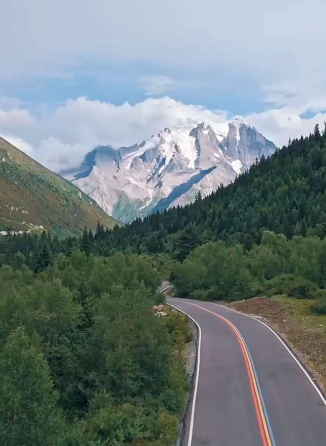 远眺亚拉雪山