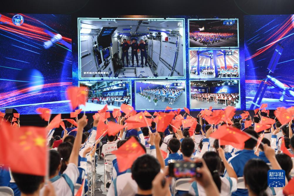 9月21日,在北京航空航天大学,学生收看“天宫课堂”第四课。新华社记者 鞠焕宗 摄