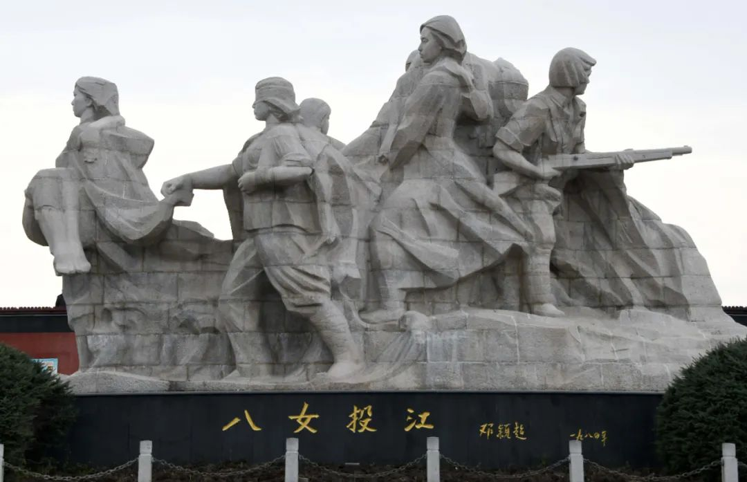 这是位于牡丹江市江滨公园的“八女投江”群雕。新华社记者 王建威 摄