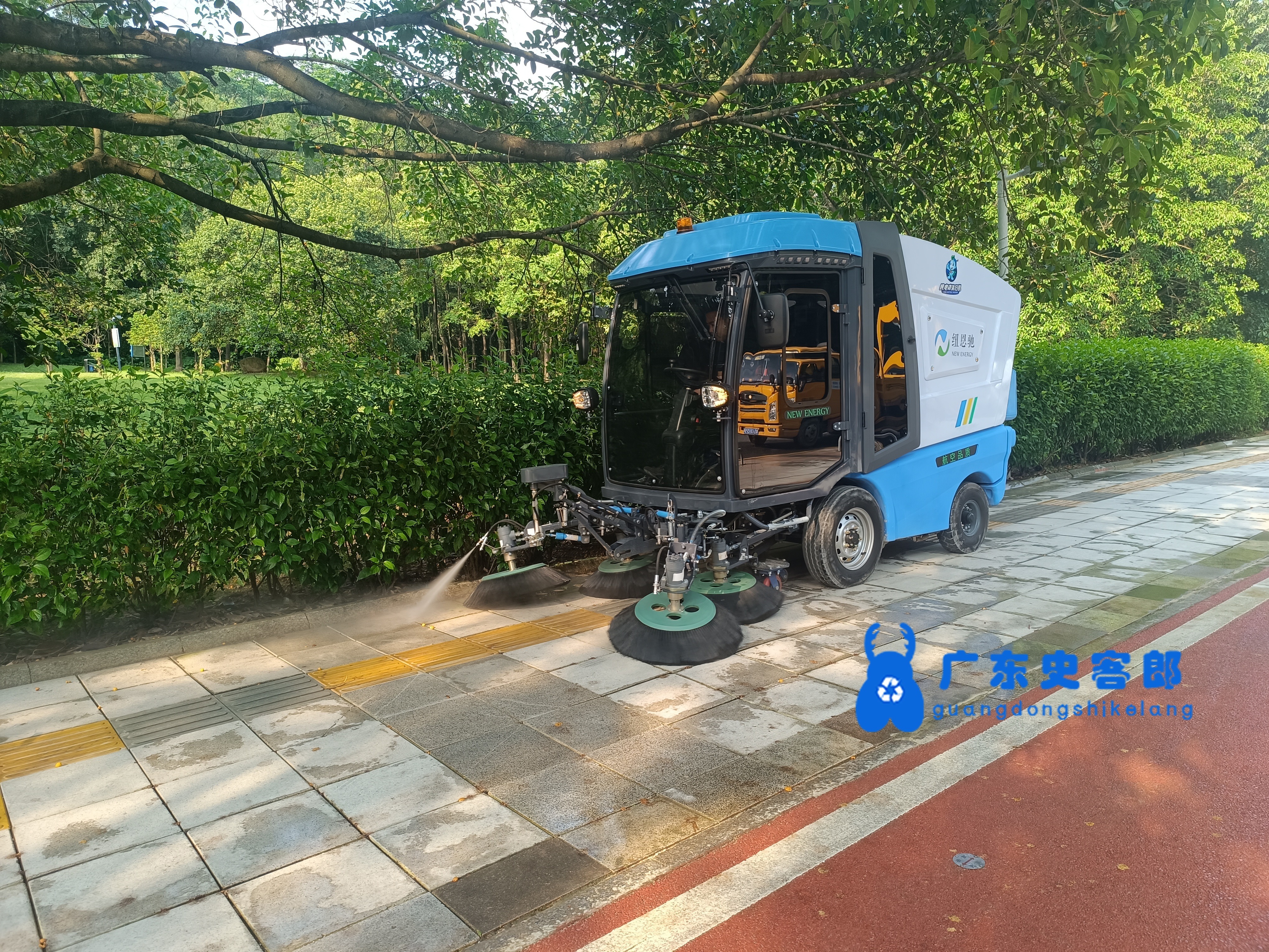 “人机结合”打造干净有序之城！东莞市直管道路环卫设备、安全应急作业演示推广现场会举行