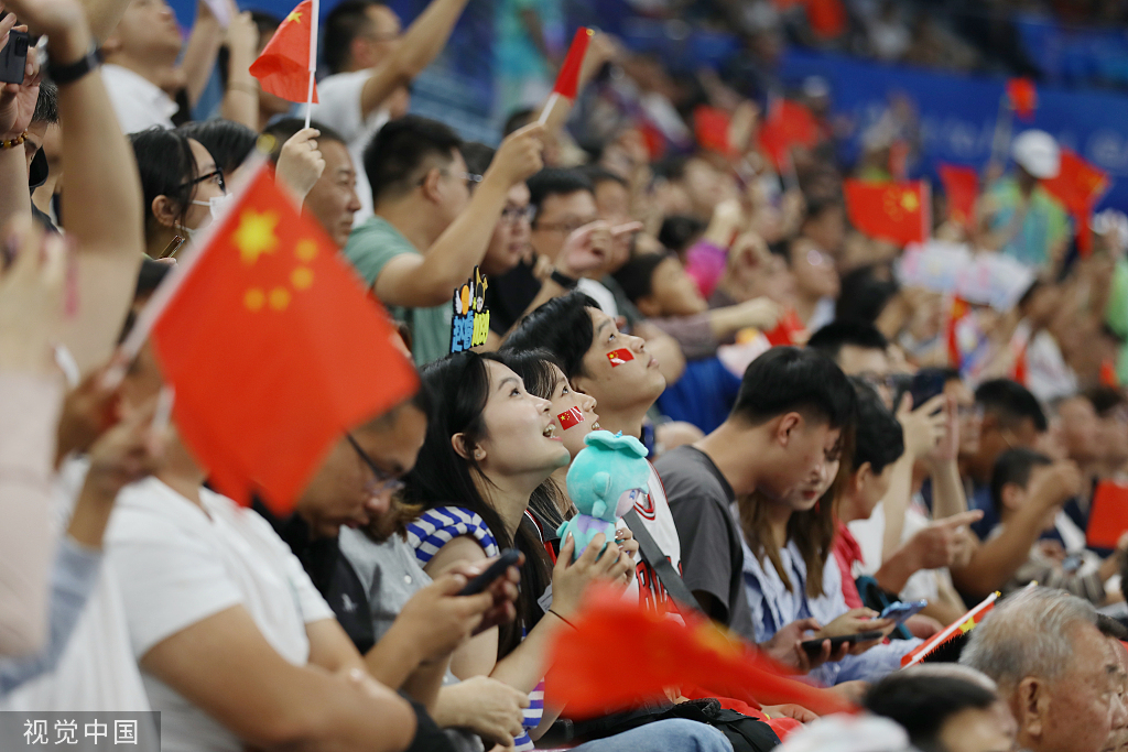 现场助威的中国男篮球迷。