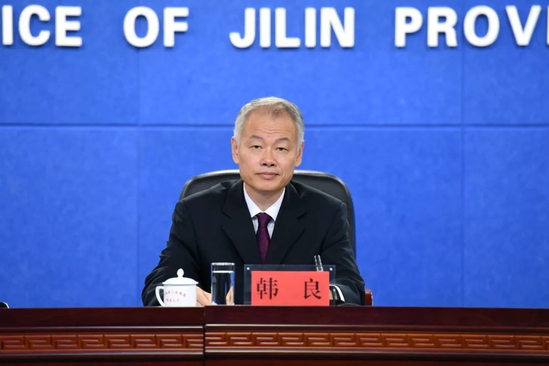 吉林省生态环境厅副厅长韩良介绍相关情况。图片来源：吉林发布
