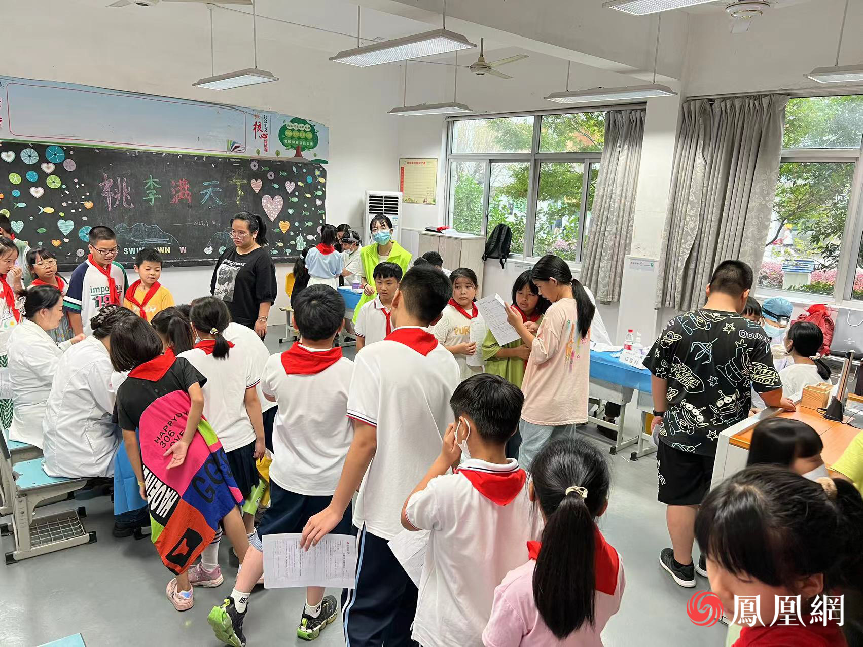 小朋友们排队等候体检