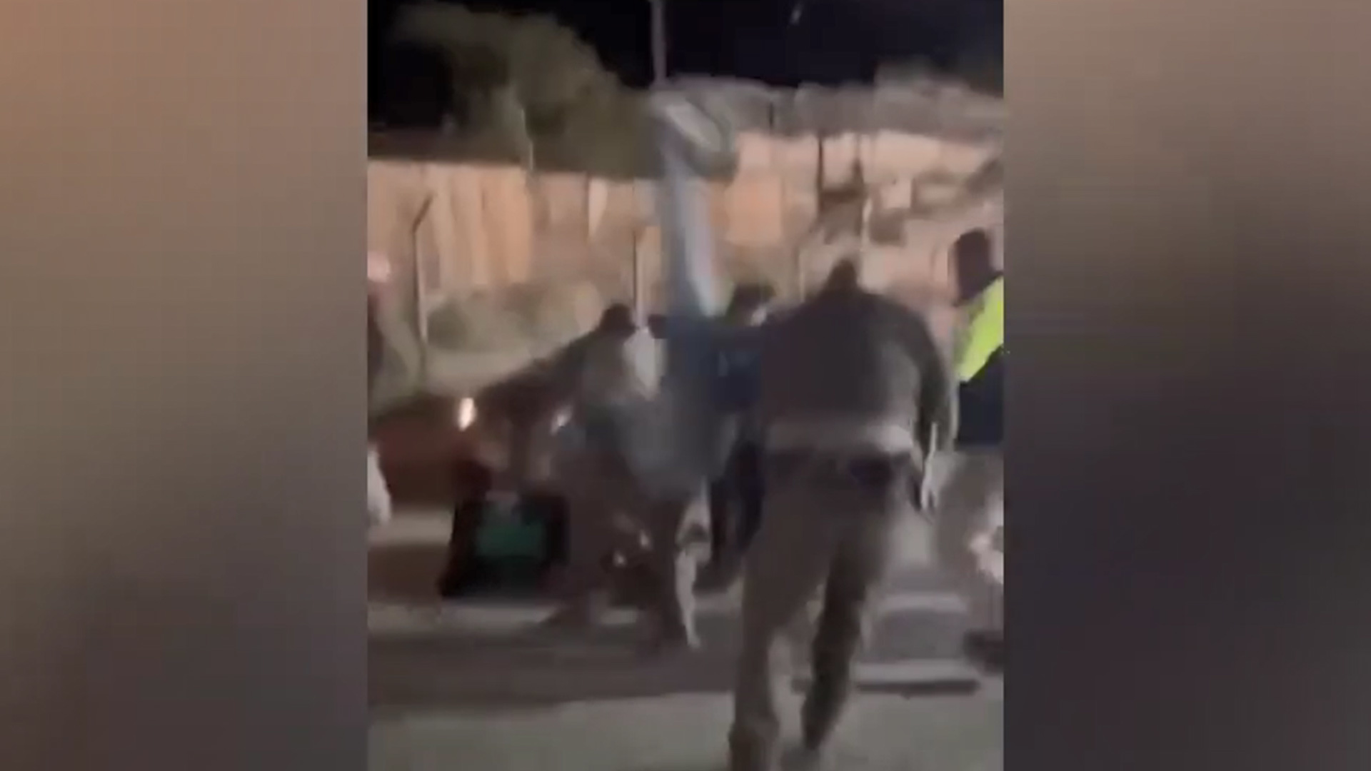 美国高中打群架，警察把女学生狠狠抱摔在地，女生当场失去反应