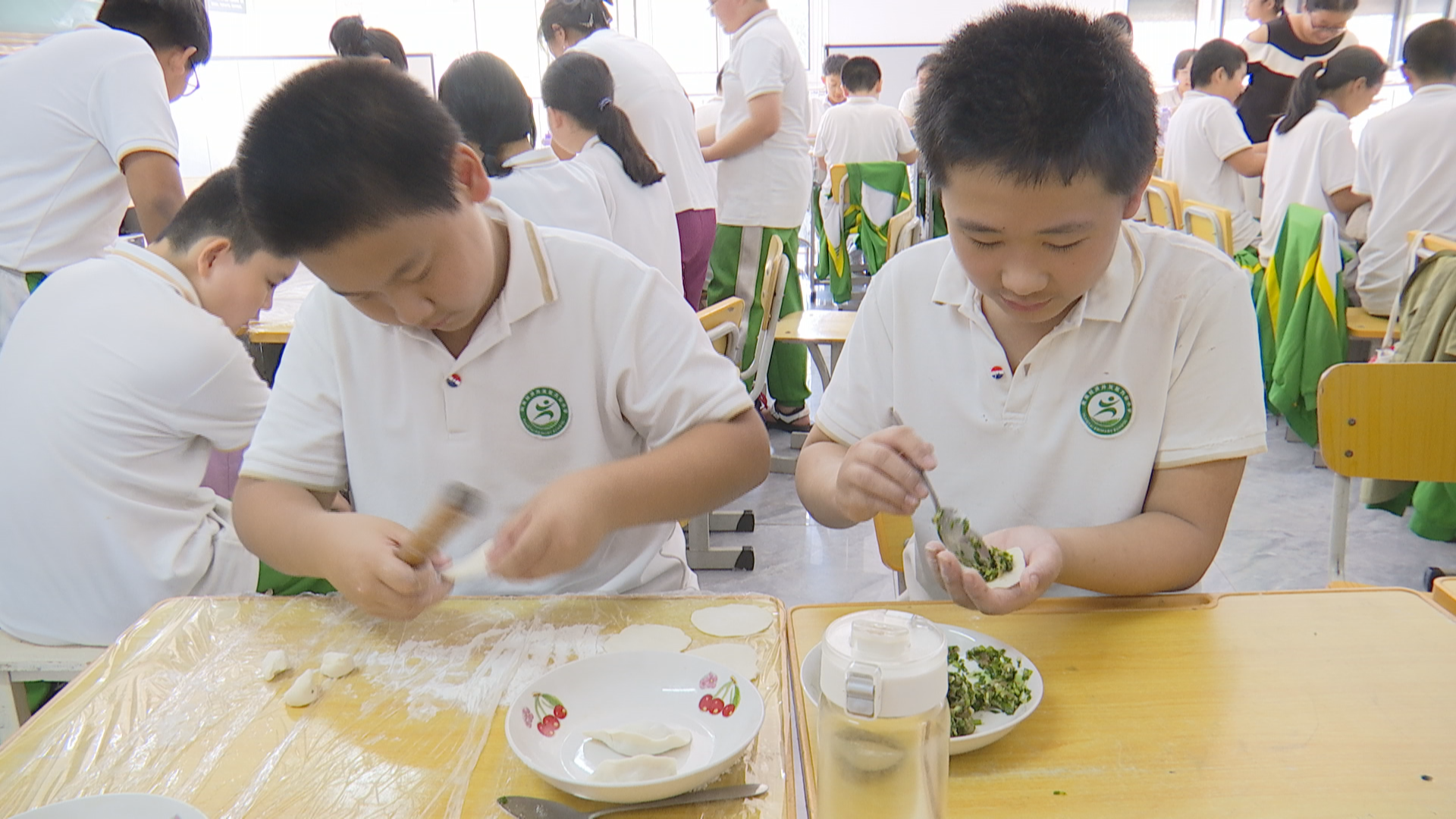 高年级的学生们在进行包饺子技能劳动 刘蓉菲摄