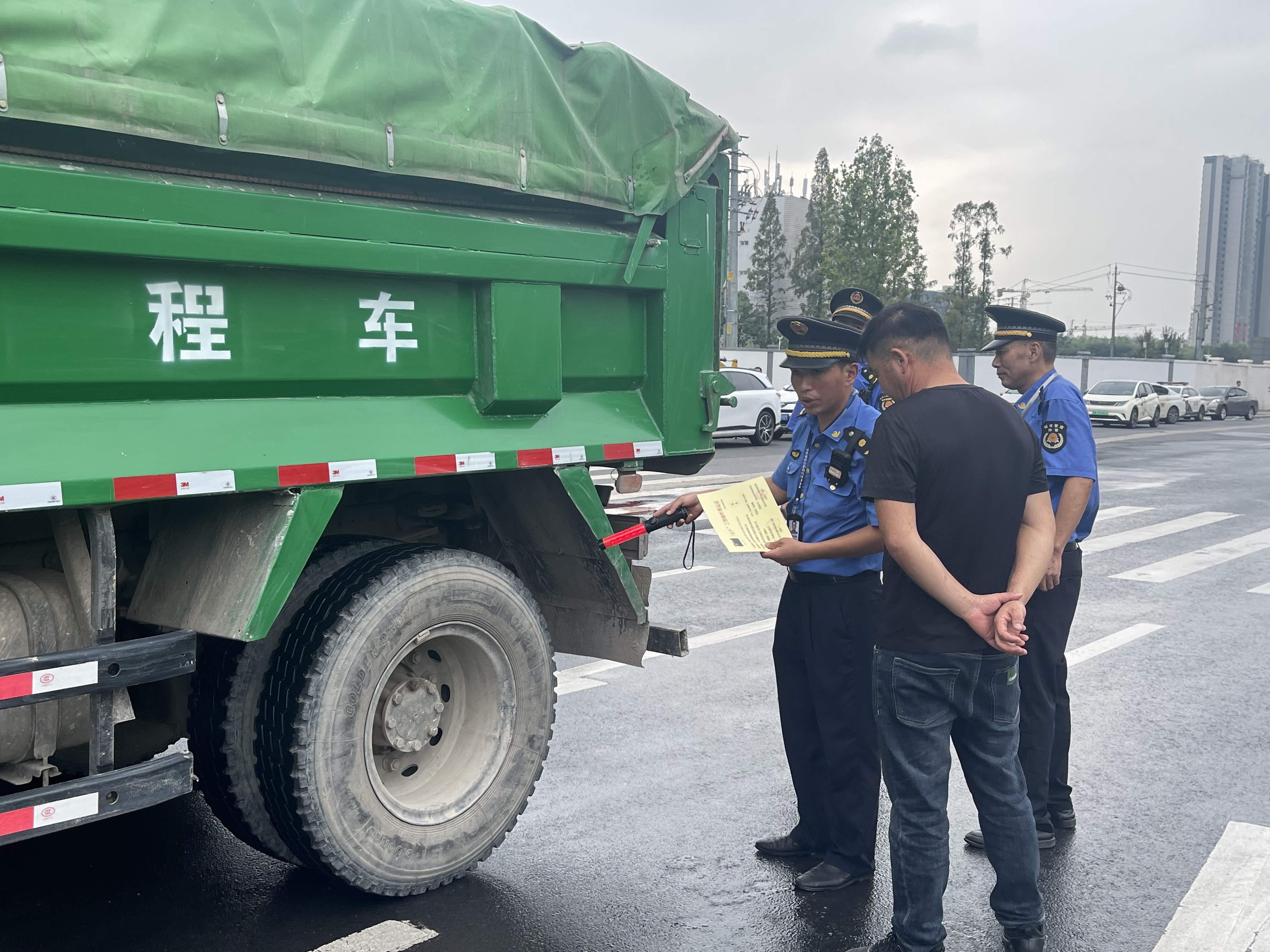 深化部門聯動南京秦淮城管局持續打擊無資質渣土運輸處置行為