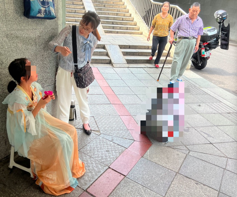 热心市民及特警队员发现小女孩后，对其进行安慰劝导。 受访者 供图