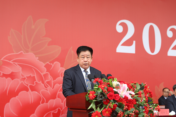 总督学、副校长魏希启教授宣读关于表彰教师优秀教学团队和个人的决定